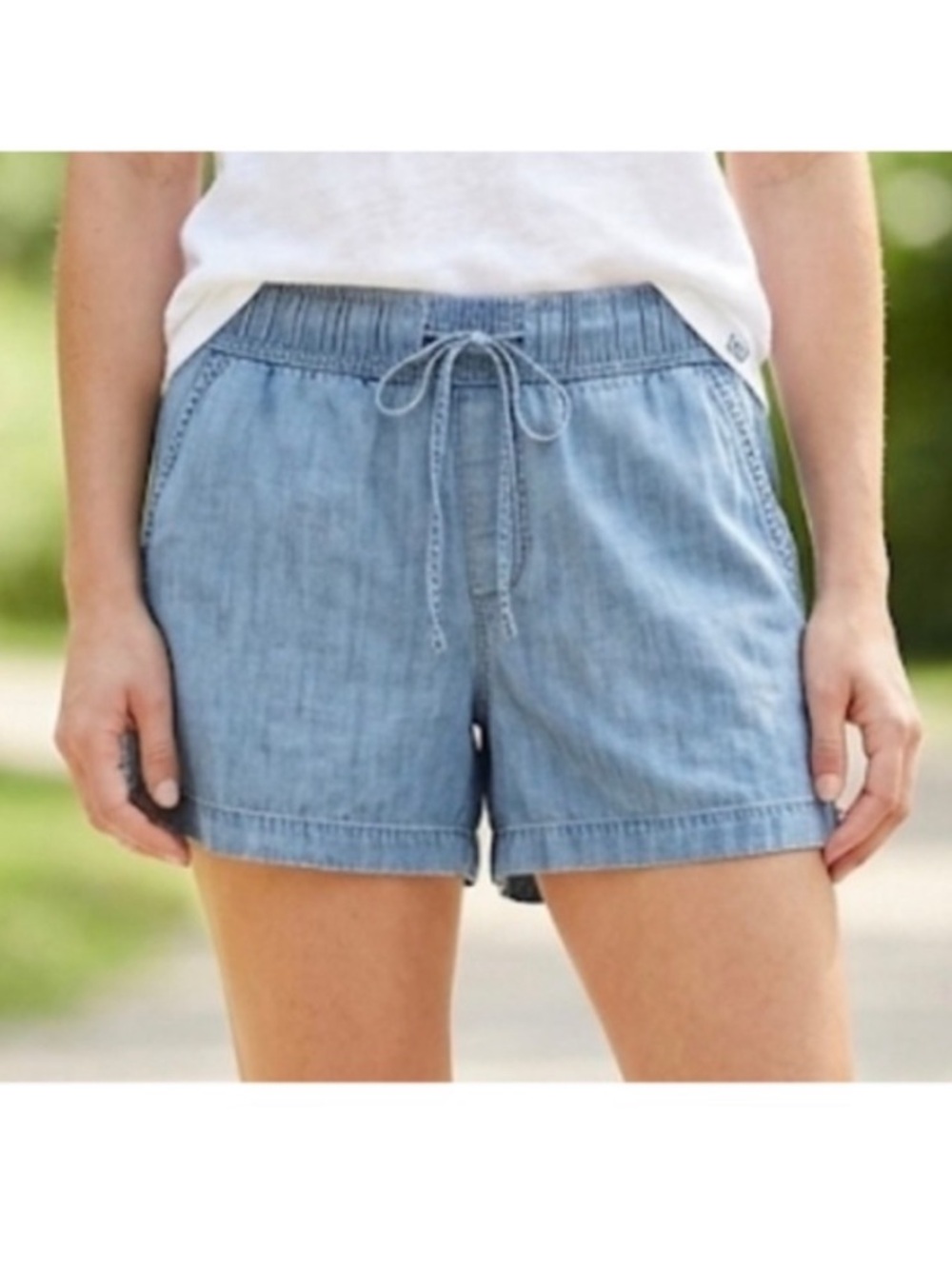 GAP Women’s Medium Indigo Pull on Chambray Shorts.
